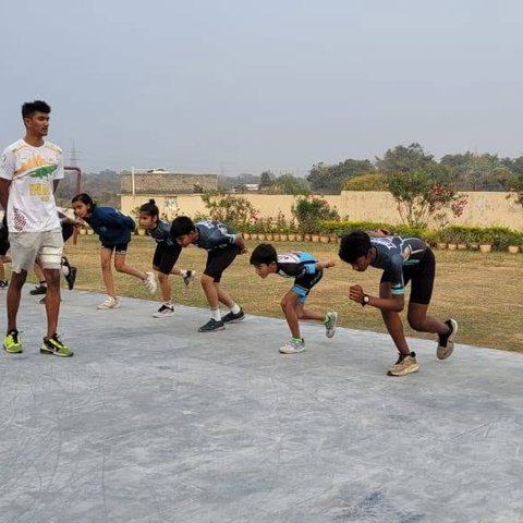Skaters in a sprint-start drill at the Dhanush Babu training camp in Dhanbad