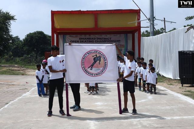 Two flag-bearers holding the DDRSA flag as skaters line up behind
